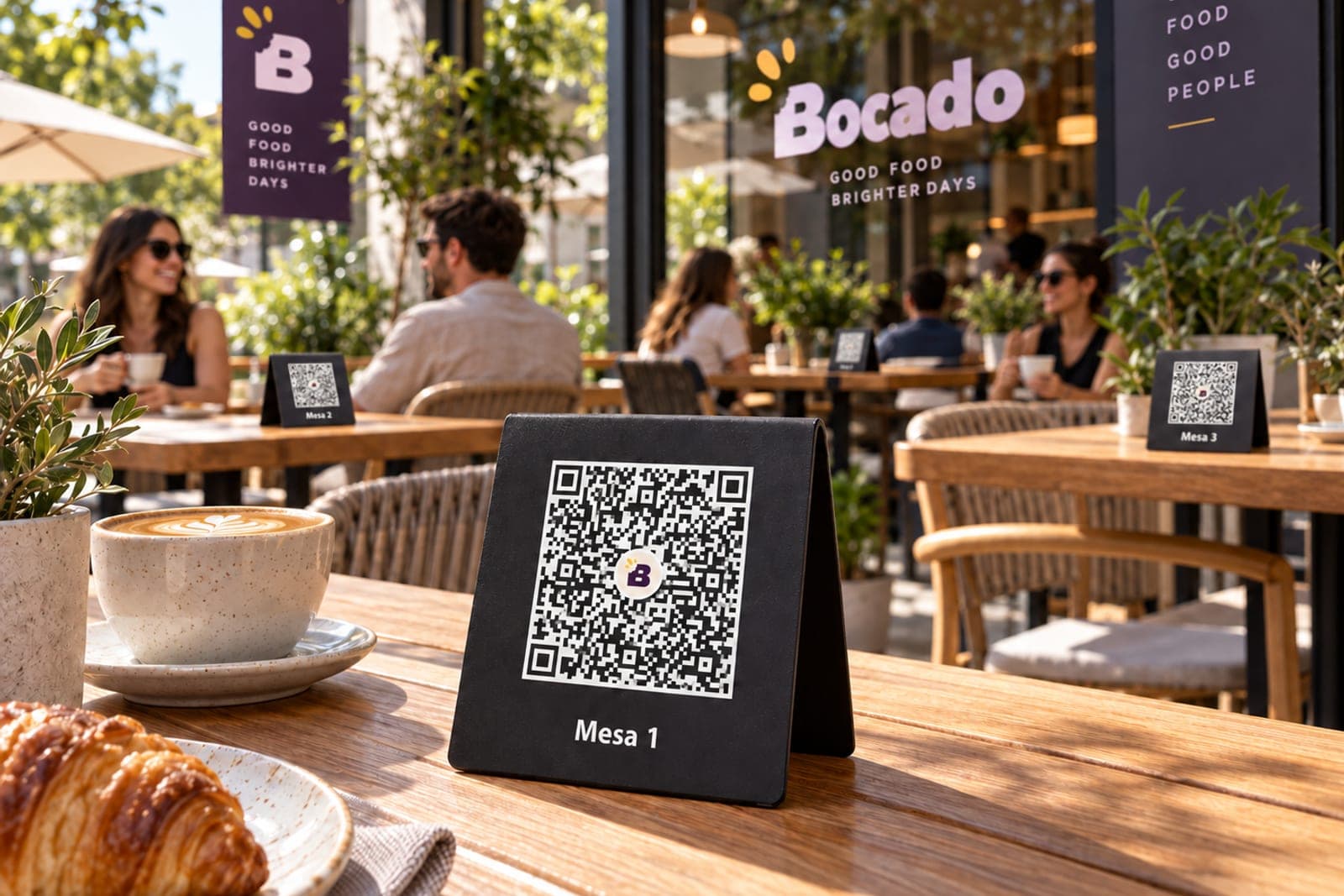 Un cartelito con el QR de la Mesa 1 sobre una mesa de un café, con más mesas señalizadas al fondo.
